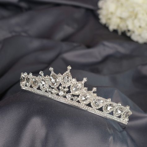 Wedding Tiara Silver, Silver Tiara Wedding, Princess Tiara Aesthetic, Bride Crown With Veil, Hijab Accessories, Bridal Veils And Headpieces, Crown Images, Tiara Silver, Handmade Tiaras