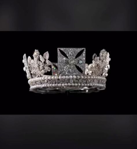 The King George IV State Diadem in motion. Diamond Diadem, King George Iv, Rainha Elizabeth Ii, George Iv, Royal Tiaras, Royal Jewelry, King George, Tiaras And Crowns, Elizabeth Ii