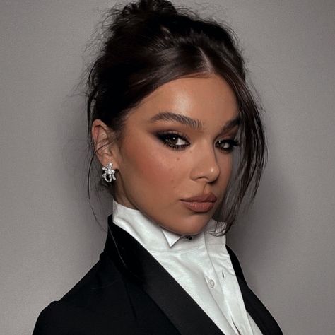 Hailee Steinfeld Makeup, Hailee Steinfeld Hair, Cake Face, Hailee Steinfeld, Post Instagram, Fall Makeup, Wedding Hair And Makeup, Look Alike, Makeup Inspo