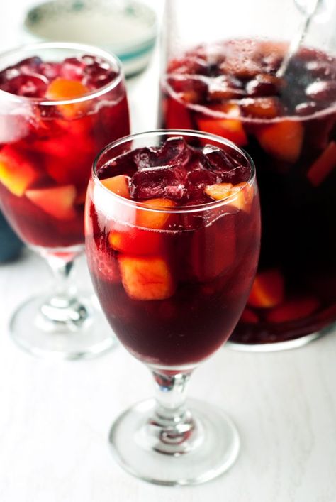 3 Ingredient Red Sangria | asimplepantry.com Relaxing Drinks, Red Wine Drinks, Breakfast Ring, Red Wine Benefits, Red Sangria Recipes, Red Wine Recipe, Red Wine Sangria, Fruity Wine, Sweet Red Wines