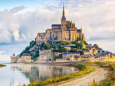 Mt St Michel, Mont Saint Michel France, Mont St Michel, Watercolor Architecture, Tourism Website, France Photography, San Michele, Painting Subjects, Normandy France