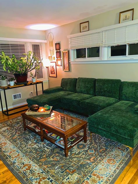 Boho living room Boho Sectional Living Room, Boho Living Room Green Couch, Queens Apartment, Hippie Living Room, Green Couch Living Room, Green Couch, Dream Apartment Decor, Future Apartment Decor, Future Apartment