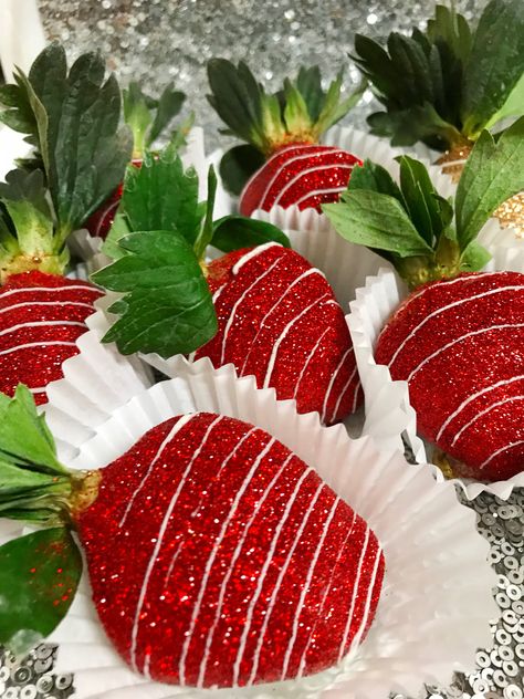 Christmas Chocolate Covered Strawberries!! Christmas Covered Strawberries, Christmas Chocolate Covered Strawberries, Themed Chocolate Covered Strawberries, Glitter Chocolate, Gourmet Chocolate Covered Strawberries, Strawberry Christmas, Christmas Party Treats, Christmas Strawberry, Strawberry Sweets