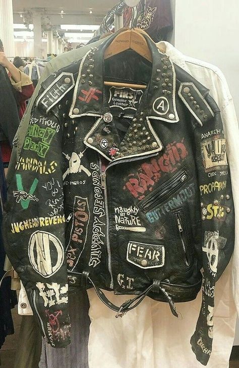 Painted Leather Jacket Punk, Punk Leather Jacket Diy, Punk Battle Jacket, Crust Jacket, Ropa Punk Rock, Punk Leather Jacket, Leather Jacket Patches, Battle Jackets, Punk Fashion Diy