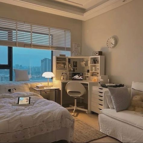 Architecture Room Ideas, Apartment Bedroom Ideas With Desk, Long Room Layout Bedroom Ideas, Small Full Bedroom Ideas, How To Redesign Your Bedroom, Cozy Gaming Bedroom, Cozy White Room, Student Bedroom Ideas, Frameless Bed