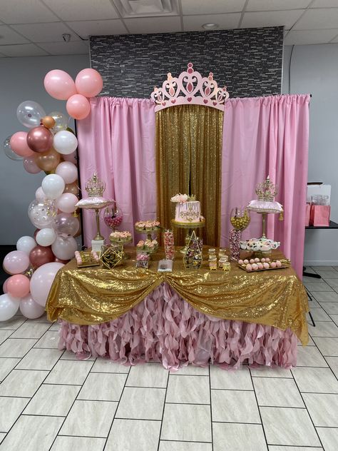 Royal Princess Birthday Theme, Princess Backdrop Ideas, Princess Theme Baby Shower Ideas, Crown Baby Shower Ideas, Princess Baby Shower Centerpieces, Disney Princess Baby Shower Ideas, Royal Princess Baby Shower Theme, Royal Baby Shower Theme Girl, Princess Baby Shower Theme