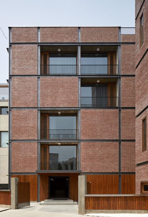 Modern Brick House, Brick House Designs, Steel Architecture, South Delhi, Stil Industrial, Tower House, Brick Architecture, Apartment Architecture, Brick Facade