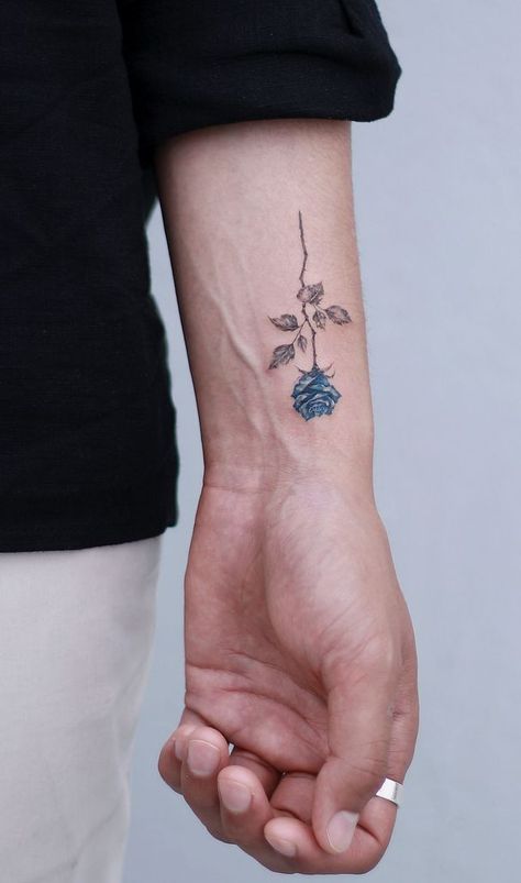 beautiful minimalist blue rose tattoo © tattoo artist STUDIOBYSOL_donghwa 💕🌹💕🌹💕🌹💕🌹💕 Tatuagem Masculina Pequena, Rose Tattoos For Men, Blue Rose Tattoos, Small Rose Tattoo, Tattoo Designs For Men, Cool Small Tattoos, Rose Tattoo Design, Small Tattoos For Guys, Hand Tattoos For Guys