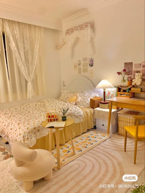 Pompompurin Bedroom Ideas, Pompompurin Room Ideas, Pompompurin Room Decor, Pompompurin Bedroom, Light Yellow Room, Pastel Yellow Room, Pastel Yellow Bedroom, Pompompurin Room, Pink And Yellow Room