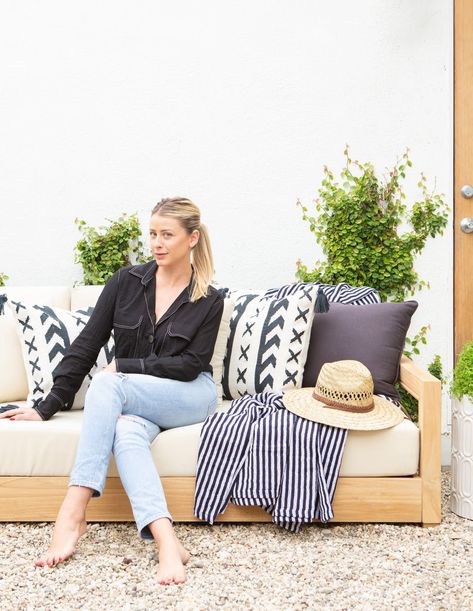 Lo Bosworth Makeover Lo Bosworth, Chic Birthday Party, Simple Table Settings, Chic Birthday, Love Wellness, Outdoor Entertaining Spaces, Ashley Tisdale, Backyard Retreat, Backyard Makeover