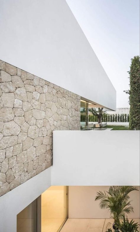 Stone Wall Exterior, White Stone House Exterior, Cladding Design, House Cladding, Modern Villa Design, Stone Facade, Stone Architecture, Brick Architecture, Stone Walls