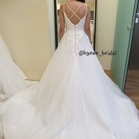 Comprehensive Gown Rental Package ------------- 🎉 Free Size 🎉 Select from More than 200 different styles from mermaid, A line, Ball gown 🎉 Corset closure 🎉 Slim fitting with in-built couture boning bodice. ---------------------- 3 Advantages of RTW rental 🎉 Worry Free: no alteration needed 🎉 Fuss Free: Complimentary hand-made veil worth up to 150 SGD 🎉 Hassle Free: Cleaning included worth 200 SGD ♡ Do contact me for private fitting session ------------------------------------------------- Kim... Corset Closure, A Line Ball Gown, Gown Rental, Wedding Dress With Veil, Gown Wedding Dress, Ball Gown, Free Size, Veil, Different Styles