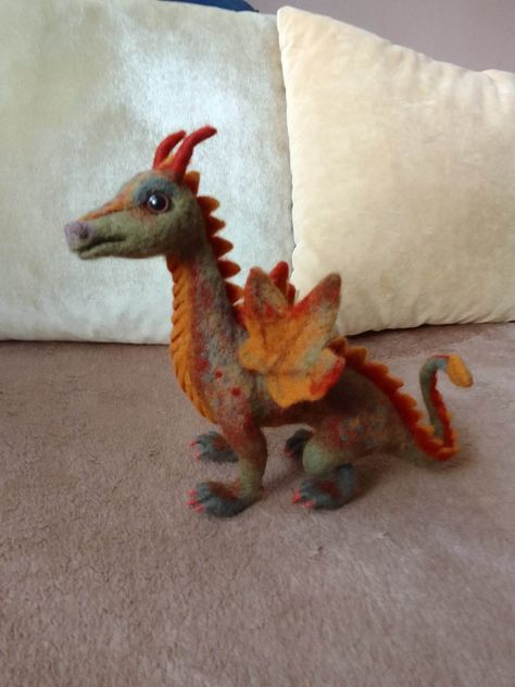 Needle Felted Viking, Dinosaur Needle Felt, Needle Felted Dragons, Needle Felt Dragon, Needle Felting Diy Tutorials, Felted Dragon, Tovad Ull, Felt Dragon, Needle Felting Diy