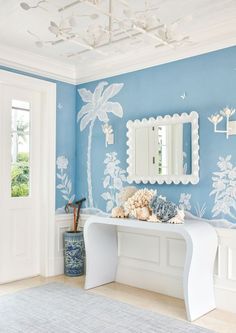 house-of-blues-entryway Tropical Bungalow, Ranch Makeover, Palm Beach Decor, Palm Beach Style, Wallpaper Ceiling, Outdoor Mirror, Beach House Interior, Ranch Style Home, Entry Hall