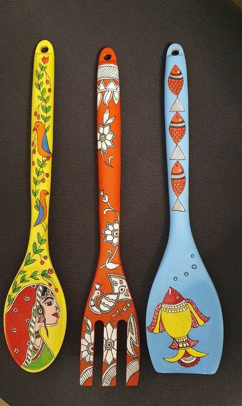 Spoon Design Ideas, Painting On Spoon, Painting On Spatula, Wooden Spoon Art Wall Decor, Painting On Wooden Spoon, Ladle Painting, Wooden Spatula Painting, Wood Spoon Crafts, Wooden Spoon Painting