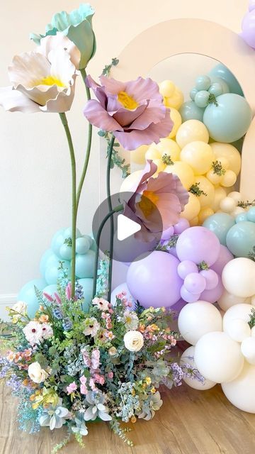 ATX Event Styling | Madina on Instagram: "Watch the process of creating giant flowers from scratch, with wild style florals at the base. This two-day labor of love transforms simple materials into a work of art ✨ perfect for adding a unique touch to any event 🌸" Birthday Decoration Ideas With Balloons, Cool Things To Do With Balloons, Flower Theme Party Ideas, Blooming Birthday Party, Flowers And Balloons Decoration, How To Make Giant Flowers, Giant Flowers Backdrop, Giant Flower Decoration, Flower And Balloon Backdrop