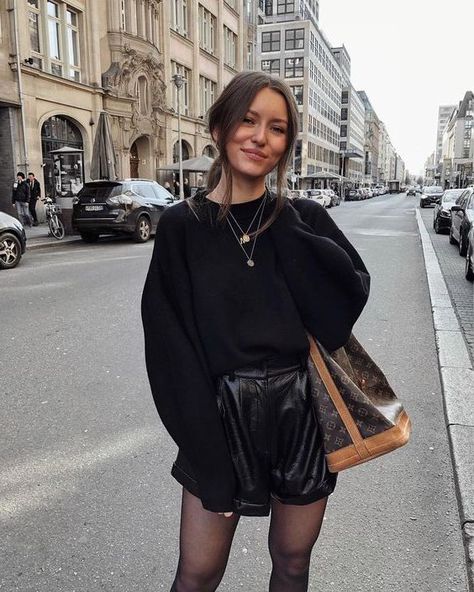 Simple Street Style Ideas How To Wear Shorts In Cold Weather 2020 Livia Auer, Leather Shorts Outfit, Simple Street Style, Sac Louis Vuitton, Hairstyles For, Sweater Outfit, Eyeliner Tutorial, Mode Ootd, Outfit Look