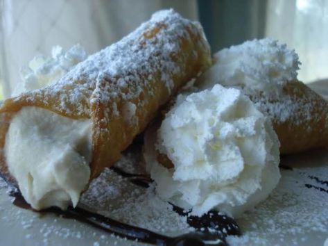 I love cannoli cream...I could eat it with a spoon straight from the bowl. OH WAIT, I've done that. Cannoli Filling With Mascarpone, Pepperoni Dip, Mascarpone Recipes, Chips Dip, Cannoli Filling, Cannoli Recipe, Cheesecake Dip, Italian Desserts, Cannoli