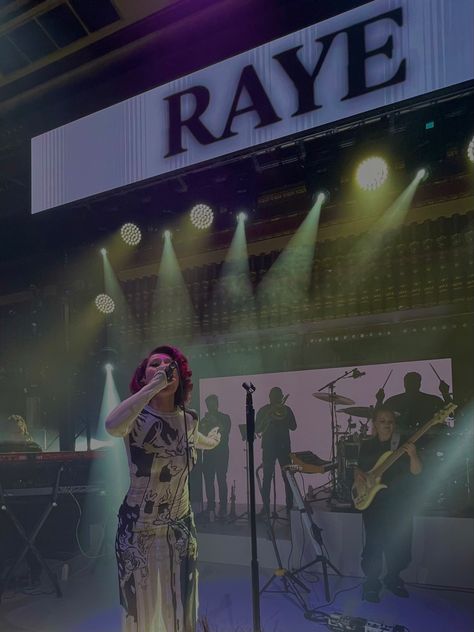 Raye Concert Outfit, Raye Poster, Raye Concert, Raye Aesthetic, English Singers, Coco Jones, Singer Art, Dance Project, Jazz Fest