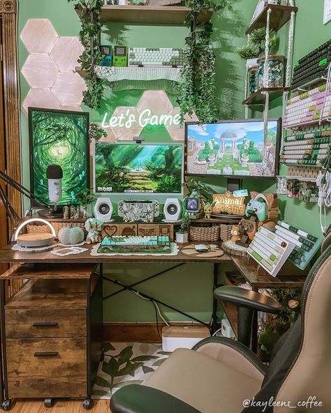 Office Room Setup, Brown Cottagecore, Green Pc, Cozy Forest, Games Room Inspiration, Cute Gaming, Cozy Desk, Green Desk, Gamer Setup