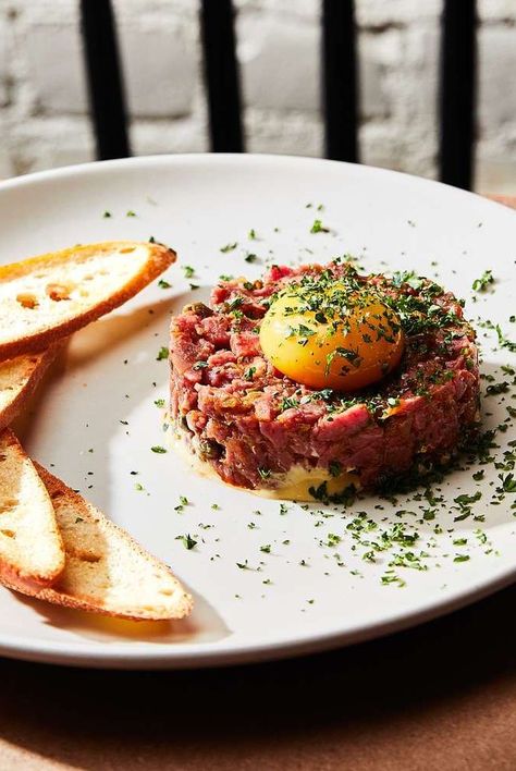 Beef Tartare Recipe, Easy Beef Tenderloin, Yacht Food, Perfect Beef Tenderloin, Tartare Recipe, Beef Tartare, Vinaigrette Recipe, Easy Hummus, Vinaigrette Recipes