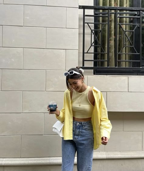 Looks para ir al brunch con tus amigas | Es la Moda Yellow Shirt, Minimal Outfit, Brunch Outfit, Summer Fits, Casual Style Outfits, Outfits Casuales, Cute Casual Outfits, Daily Outfits, Look Fashion