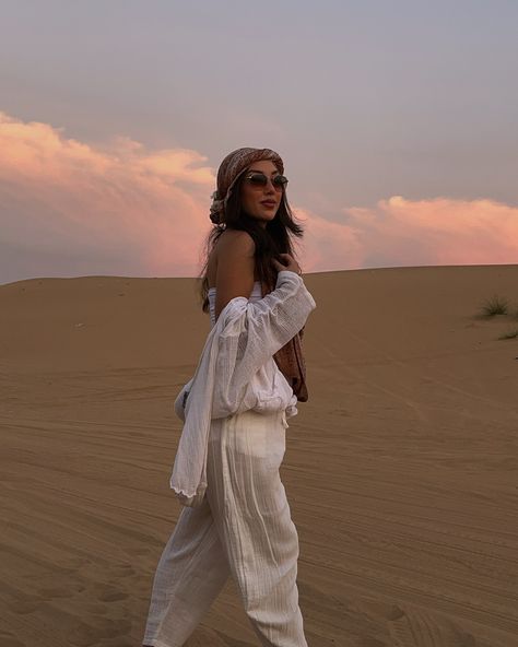 𝖢̧𝗈̈𝗅𝖽𝖾𝗒𝗂𝗆 𝖼̧𝖾𝗄𝗆𝗂𝗒𝗈𝗋 📴 . . . . . . . . . . #desert #desertsafari Desert Attire, Desert Safari Outfit, Desert Outfit Ideas, Desert Outfit, Safari Outfit, Desert Aesthetic, Desert Fashion, Rave Outfits, Morocco