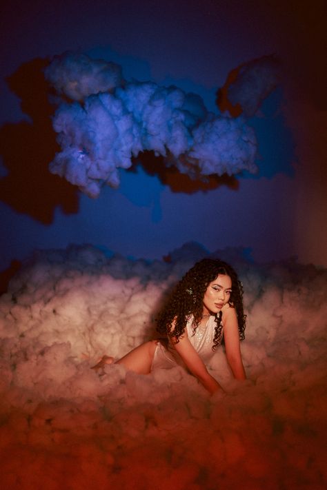 Fake Clouds Photoshoot, Moon Themed Photoshoot, Diy Cloud Photoshoot, Air Sign Photoshoot, Taurus Photoshoot Ideas, Cloud Photoshoot Ideas, Glitter Photoshoot, Hairstyle 2023, Snow Inside