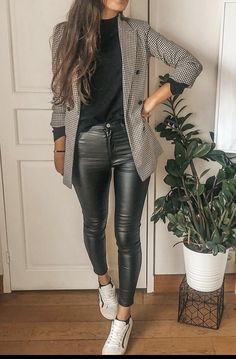 Trendy Work Clothes, Black Jeans Outfit Ideas, Outfits For Work Winter, Work Winter Outfits, Outfits Aesthetic Winter, Aesthetic Winter Outfit, Winter Business Outfits, Jeans Outfit Ideas, Elegantes Outfit Damen