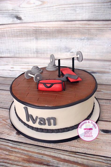 A weightlifting cake Weightlifting Cake, Boys 18th Birthday Cake, Sports Birthday Cakes, Fitness Cake, Gym Cake, Cake For Husband, Cake Delicious, Cake Decorating For Beginners, Birthday Cake For Him