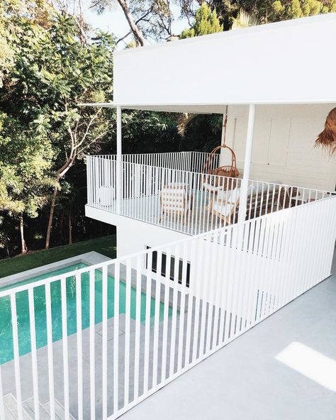 Outdoor Balustrade Ideas, White Metal Pool Fence, White Steel Balustrade, White Balustrade Exterior, White Balcony Railing, White Deck Railing, Deck Balustrade Ideas, Metal Balcony Railing, Beach Bungalow Exterior