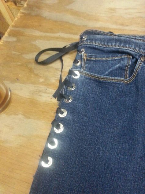 Maybe worth a try. // I've lost over 60 pounds and all these jeans were bought before I got pregnant with my second then third daughter so I just couldn't throw them out and thought of this to make them fit. I put on the pants pinned them to fit cut away the material between them pins leaving about 1/2 an inch for the eyelets. Measured the cut placed marks every inch poked holes put in the eyelets laced it with ribbon and voila done Eyelet Jeans, Ribbon Jeans, Alter Jeans, Customized Clothes, Altering Jeans, Purse Patterns Free, Sewing Jeans, Trendy Sewing Projects, Purse Sewing Patterns