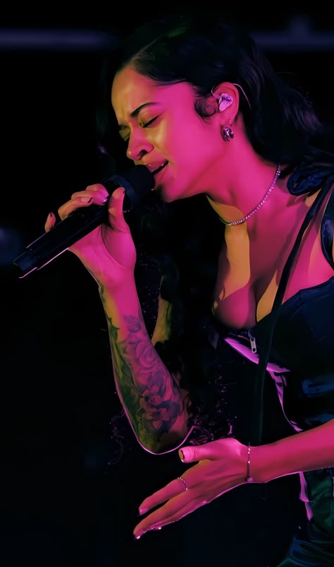 Ella mai cantando no show em um palco, wallpaper4k aesthetic Ella Mai Wallpaper, Mai Core, Mood 4 Eva, Phone Case Collage, Future Concert, Hip Hop Girl, Ella Mai, Mary Had A Little Lamb, Heart On My Sleeve