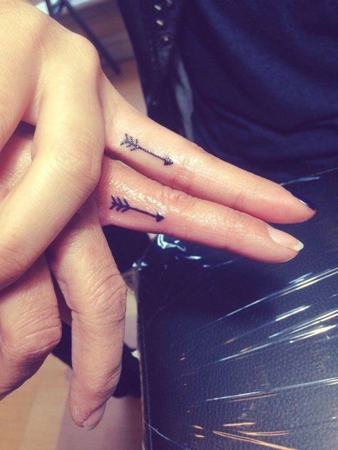 Arrow Finger Tattoo, Finger Tattoo Meaning, Side Finger Tattoos, Arrow Tattoo Finger, Small Arrow Tattoos, Tattoo Finger, Small Finger Tattoos, Finger Tattoo For Women, Summer Tattoo