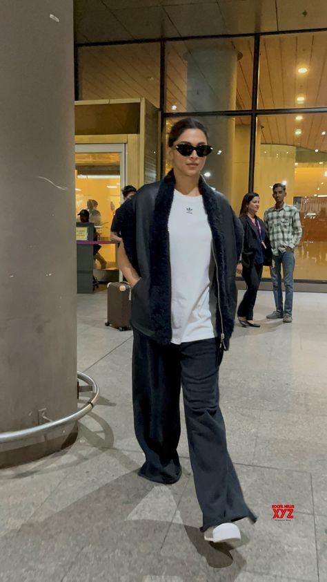 Actress Deepika Padukone Spotted At Airport In Mumbai Arrival - Gallery     #Actress #DeepikaPadukone #Airport #Mumbai Deepika Padukone Sunglasses, Deepika Padukone Outfits, Deepika Padukone Airport Look, Deepika Ranveer, At Airport, Airport Look, Bollywood Actors, Hard Working, Creative People