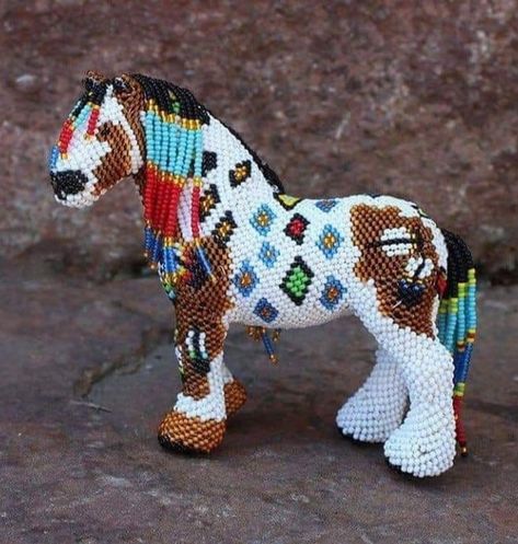 Beaded Horses, Bead Tapestry, Bead Buddies, Beaded Horse, Decor Beads, Native American Horses, Beadwork Ideas, Indian Horses, Native Beading Patterns