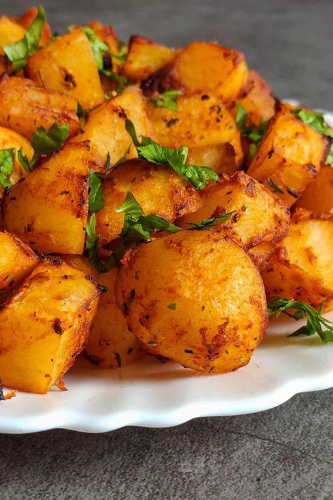 Roasted Spanish potatoes- A quick and easy recipe Spanish Side Dishes, Spanish Vegetables, Traditional Spanish Dishes, Spanish Potatoes, Food Bucket List, Traditional Spanish Recipes, Basic Spanish, Potatoes Baked, Spanish Recipes