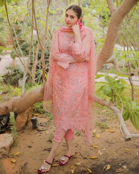 Pakistani Party Wear Dresses, Organza Suits, Pakistani Party Wear, Simple Pakistani Dresses, Designer Dresses Casual, Pretty Smile, Festive Wear, Fancy Dress Design, Pakistani Dress Design