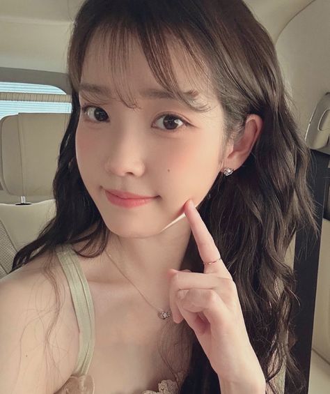 Iu Selca, Cute Disney Characters, Iu Hair, Me As A Girlfriend, Barbara Palvin, Korean Artist, Korean Idol, Pretty Makeup, Cute Disney