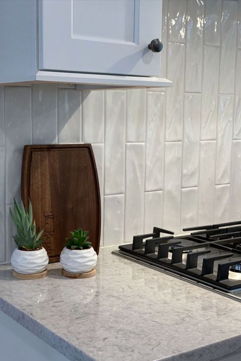 Vertical Subway Tile Backsplash, Vertical Subway Tile, White Subway Tiles Kitchen Backsplash, White Subway Tile Kitchen, Backsplash White, Backsplash With White Cabinets, Model Dapur, Subway Tile Backsplash Kitchen, White Kitchen Backsplash