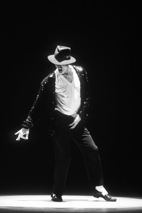 Performing at the 1995 MTV Video Music Awards.   - HarpersBAZAAR.com Michael Jackson Dangerous, Michael Jackson Wallpaper, Michael Jackson Art, King Photo, Joseph Jackson, Michael Jackson Bad, Dance Poster, Michael Jackson Pics, Jackson Family