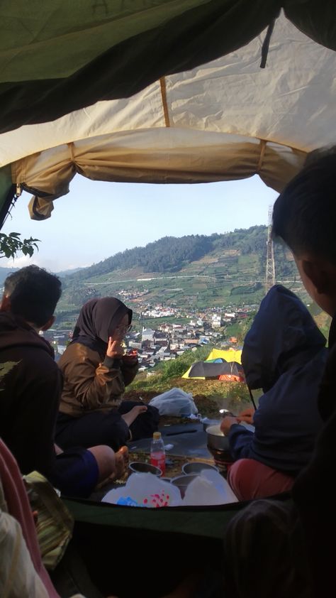 muncak dengan teman, pap naik gunung, dieng Pap Camping, Andong, Ideas For Instagram Photos, Alam Yang Indah, Birthday Photoshoot, Air Jordan, Camping, Instagram Photos, Instagram Photo