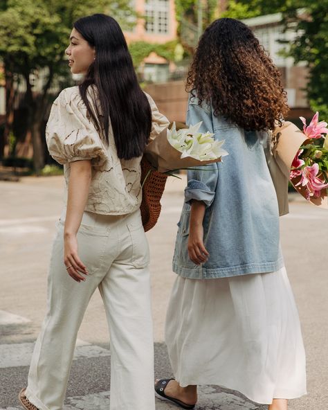 A Saturday morning farmers market is one of my favorite things about summer ✨☀️ @greencitymarket Talent: @onemanagementchicago @girlblonded @lizcole8 Styling: @mel.romanski #chicagolifestylephotographer #femininelifestyle #farmersmarket #lifestylephotographer #femalephotographer Market Fashion Editorial, Farmers Market Fashion Editorial, Gardening Fashion Editorial, Soft Photography, Original Farmers Market Los Angeles, The Original Farmers Market Los Angeles, Photography Lifestyle, Female Photographers, Fashion Photography Inspiration