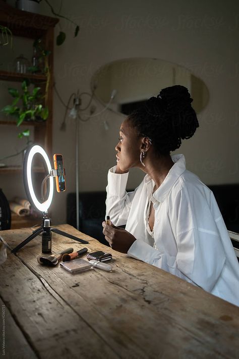 Makeup Ring Light, Makeup Starter Kit, Bright Room, Light Shoot, New York City Aesthetic, Women Entrepreneurship, Work In New York, Black Bloggers, Makeup Rooms