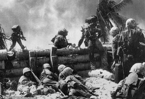 Over the top: Some U.S. Marines shelter behind a sea wall during the 1943 Battle of Tarawa... Battle Of Tarawa, Terrifying Pictures, Hero Inspiration, Germany Ww2, Propaganda Art, Semper Fi, Us Marines, United States Marine, United States Marine Corps