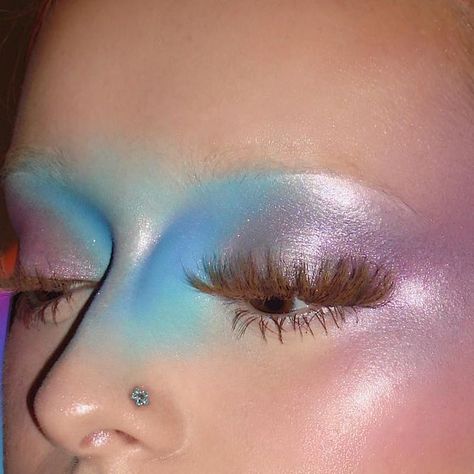 Makeup Look Ideas Creative, Weird Makeup Looks, Cool Makeup Looks Creative, New Wave Makeup, Cybercore Makeup, Abstract Makeup Looks, Blue Editorial, Makeup Looks Blue Eyes, Beautiful Makeup Ideas