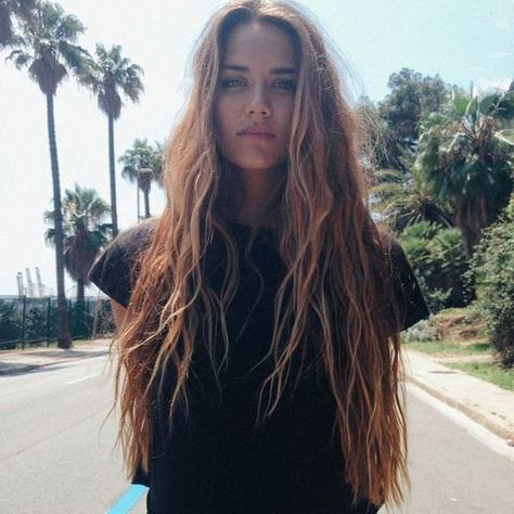 Coiffure de plage wavy Beachy Waves Hair, Beachy Hair, Ombre Highlights, Pure Romance, Grunge Hair, Dream Hair, Long Hair Styles Men, Beach Hair, Hair Waves