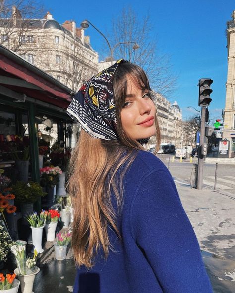 Parisienne Style, Parisian Vibes, European Girls, Paris Outfits, Aesthetic People, Peasant Style, How To Wear Scarves, Old Money Aesthetic, Classy And Fabulous