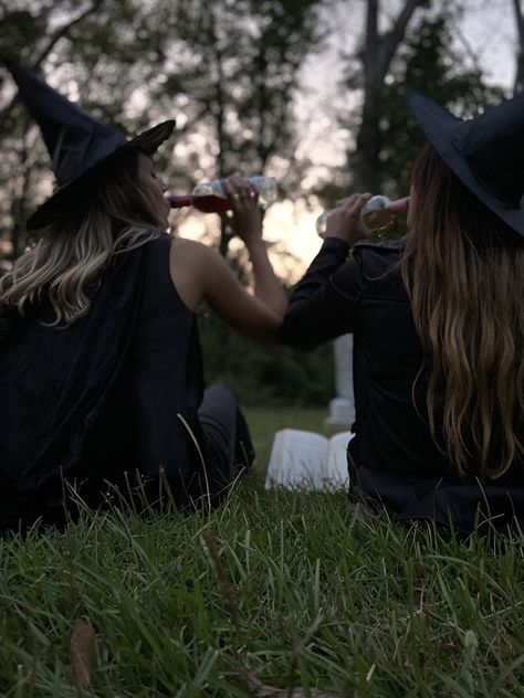 Salem Massachusetts Photoshoot, Witch Picture Ideas, Spooky Photoshoot Friends, Best Friend Halloween Photoshoot, Coven Photoshoot, Witchy Photography, Witch Shoot, October Photoshoot, Dark Goddesses