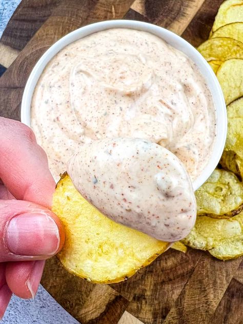 Easy Cajun Dip Louisiana Dip Recipes, Cajun Sour Cream Dip, Cajun Dip, Cajun Shrimp Dip, Dry Dip Mix Recipes, Cajun Appetizers Easy, Homemade Chip Dip, Cajun Appetizers, Sour Cream Dip Recipes